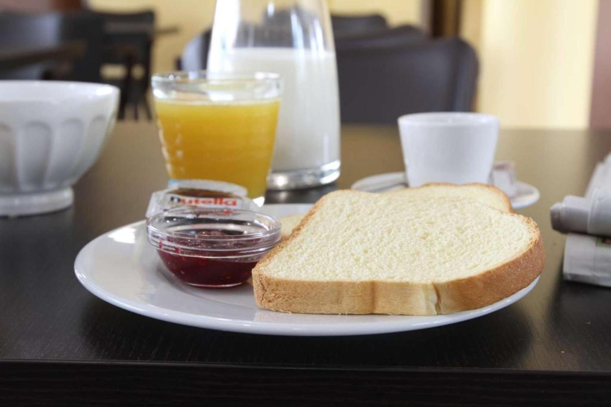 Brit Hotel Confort Villeneuve Sur Lot Bias  Eksteriør billede